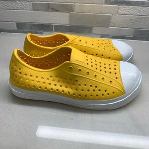 NWOT Skadoo Kids Waterproof Slip on’s Size 2.5